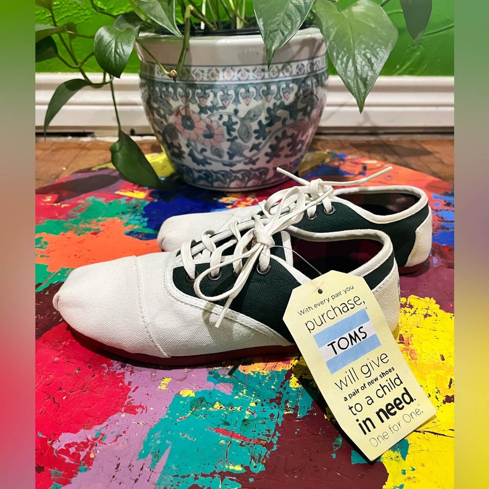 TOMS Women's White and Black Lace-Up Flats